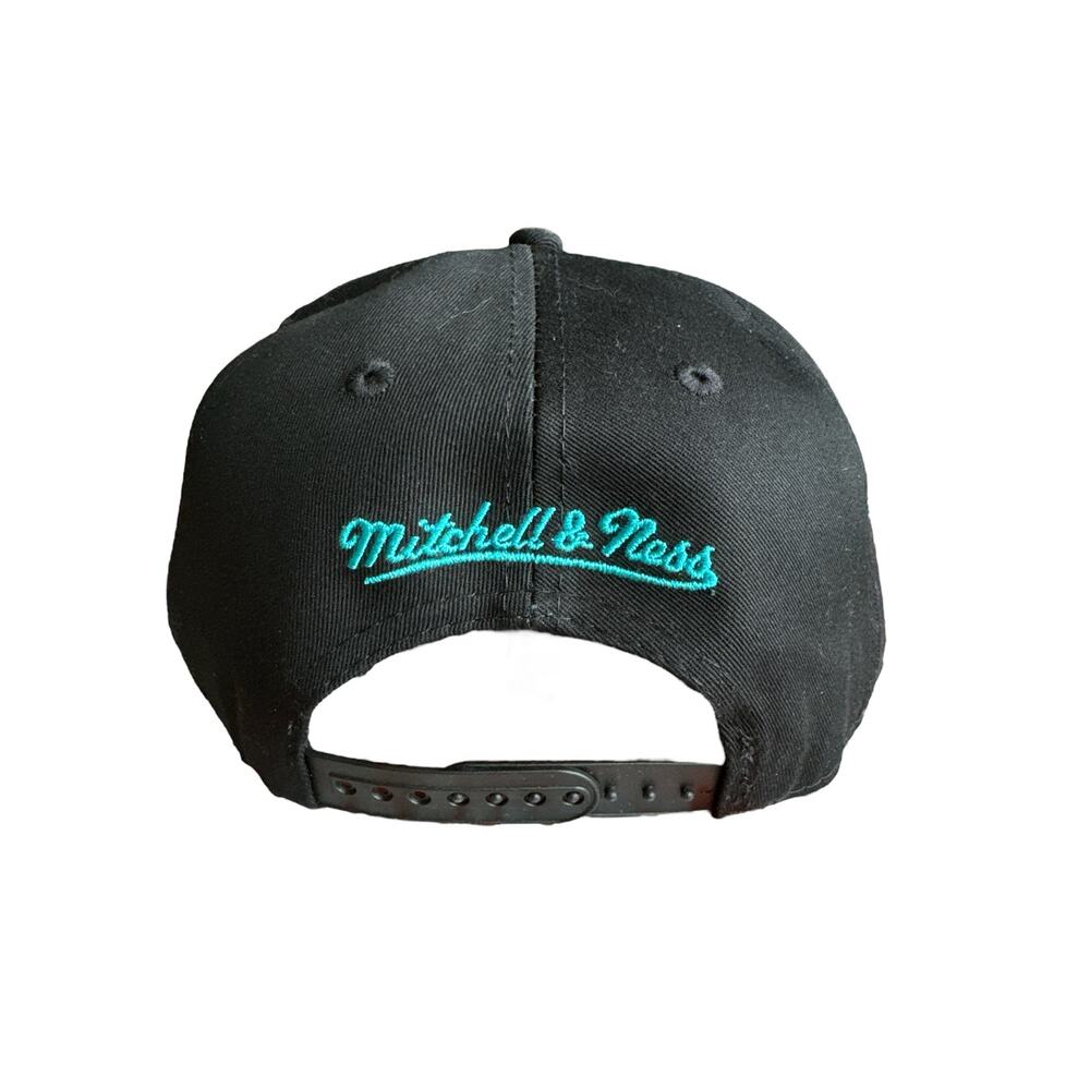 Charlotte Hornets 90s Style Script Mitchell & Ness Black Snapback Hat - Picture 4 of 5